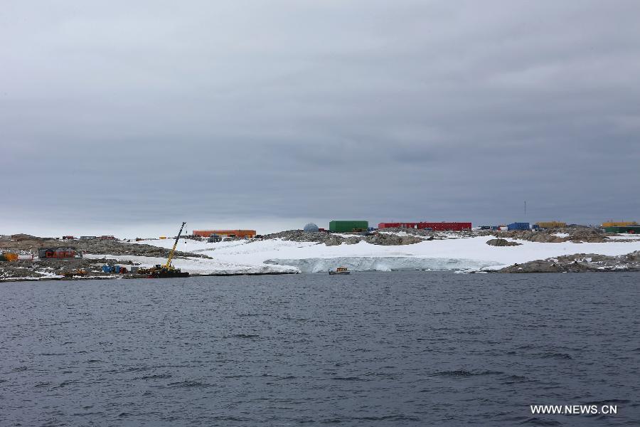 Ледокол "Сюэлун" доставил груз на австралийскую антарктическую станцию Кейси