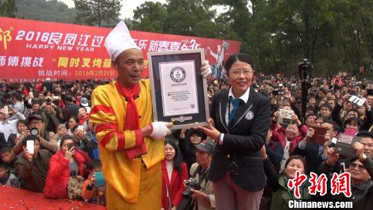 Житель Гуанси установил мировой рекорд, зажарив 216 баранов