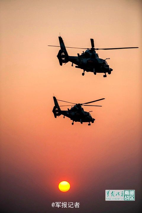 Вертолеты НОАК в вечернем освещении