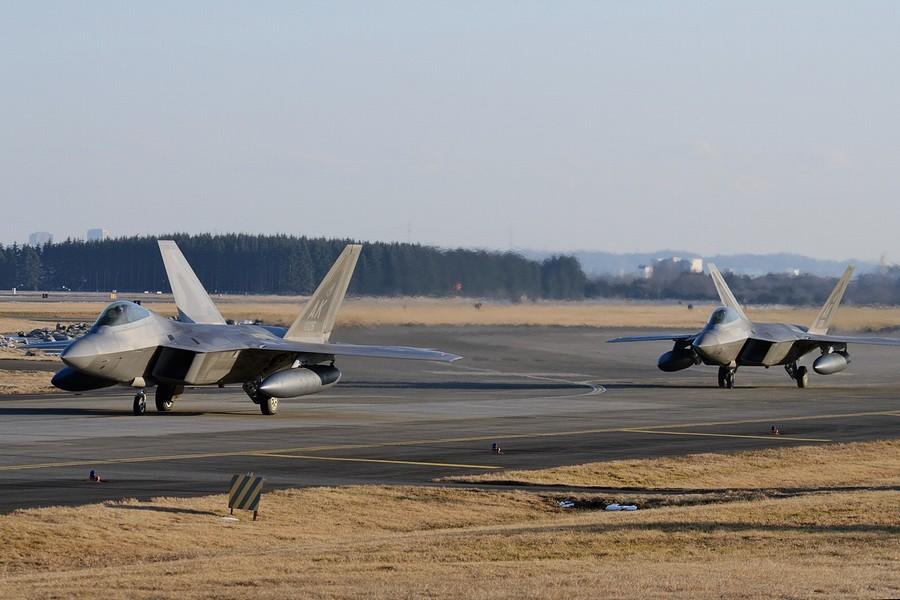Американские истребители F-22 показали военную мощь в Южной Корее