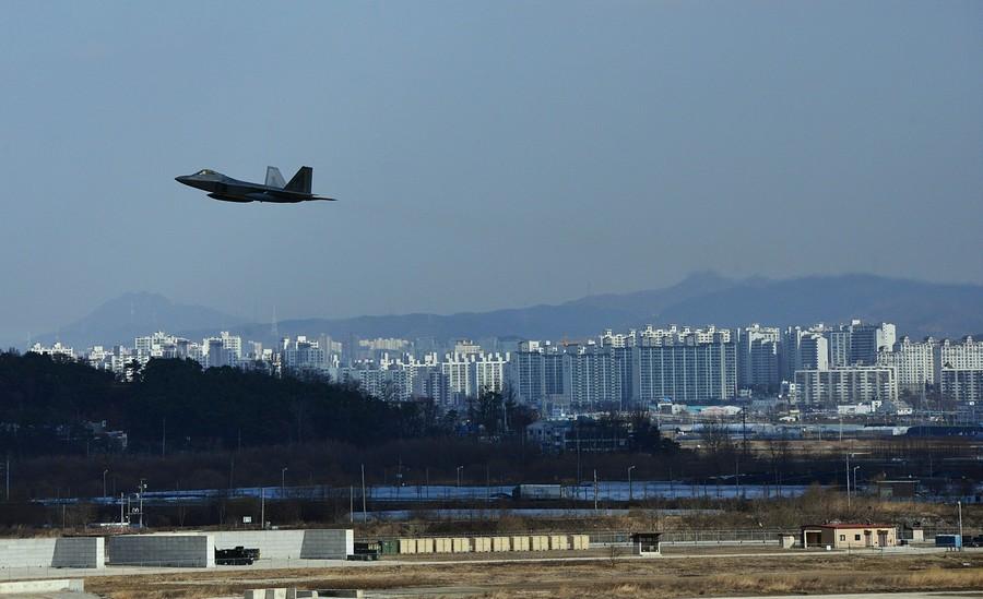 Американские истребители F-22 показали военную мощь в Южной Корее