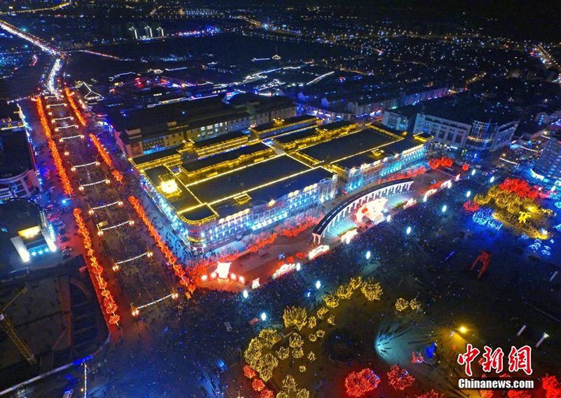 Люди по всему Китаю отмечают Праздник фонарей