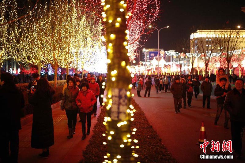 Вечером 21 февраля в древнем городке Янлюцин города Тяньцзинь прошла ежегодная выставка цветных фонарей, которая привлекла множество горожан и туристов как из Китая, так и из-за рубежа.