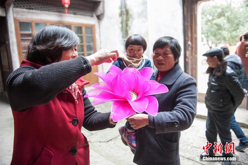 21 февраля в селе Хэлуси уезда Аньцзи города Хучжоу провинции Чжэцзян прошли новые мероприятия, посвященные Празднику фонарей.