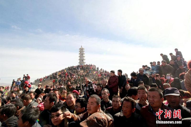 20 февраля в селе Гучэн района Ганьчжоу города Чжанъе провинции Ганьсу провели козлиные бои в честь Праздника фонарей. Прошедшие отбор 32 козла участвовали в соревнованиях одного цикла данного дня. На мероприятие пришло в общей сложности около 10 тысяч человек.