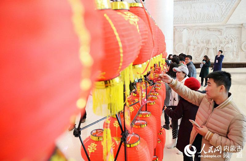 По всему Китаю весело отмечают Праздник фонарей