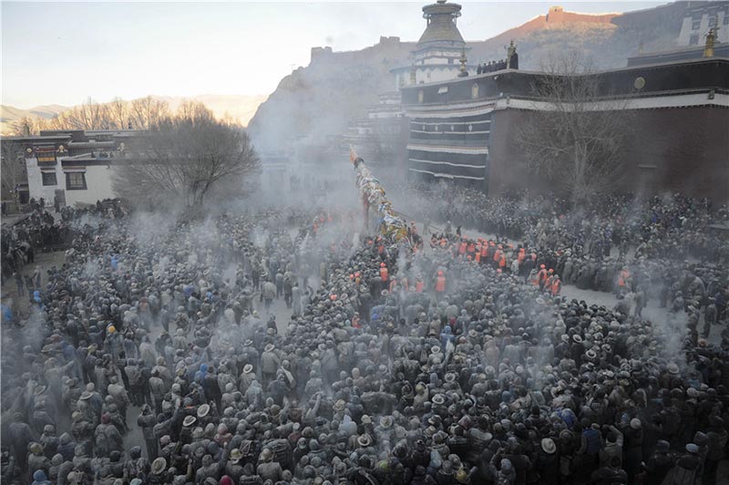Жители тибетского города Шигацзе посыпают друг друга ячменной мукой “дзамба” для встречи Нового Года