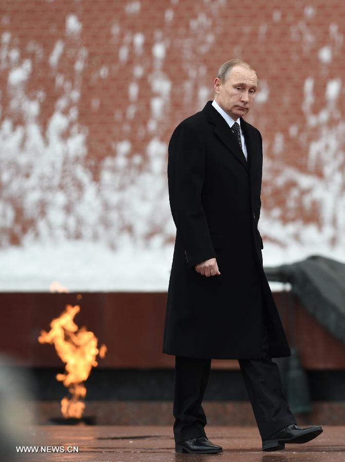 Путин возложил венок к Могиле Неизвестного солдата у Кремлевской стены