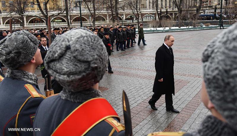 Путин возложил венок к Могиле Неизвестного солдата у Кремлевской стены