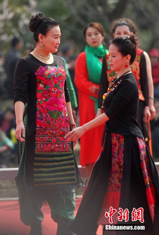 Возрастные модели выступили на показе традиционных китайских костюмов в Нанкине