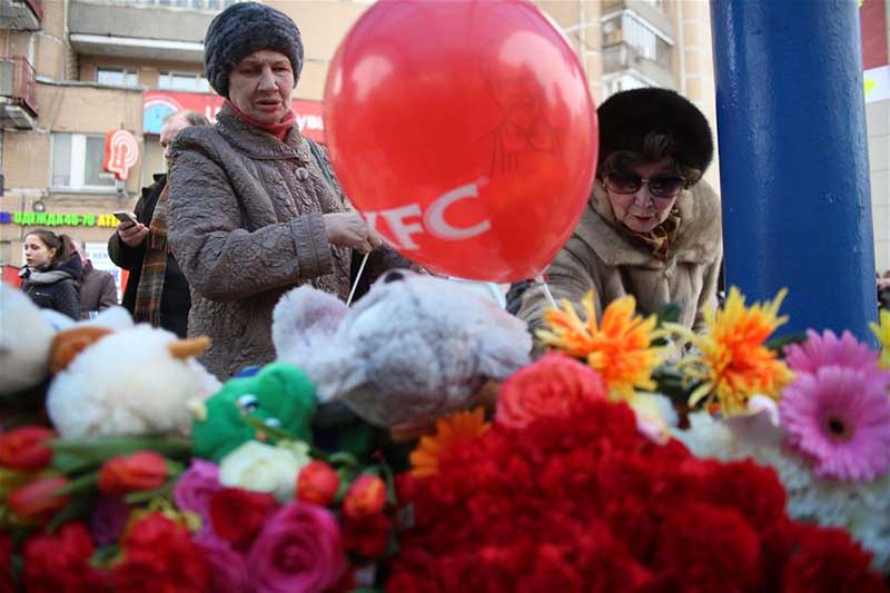 К «Октябрьскому полю» принесли цветы и игрушки в память об убитой девочке