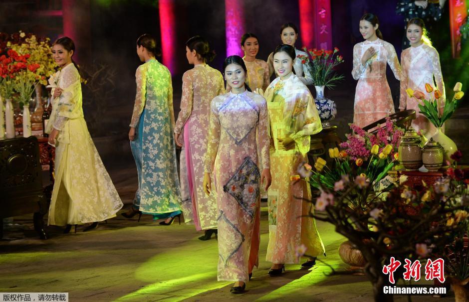 Во Вьетнаме прошел модный показ традиционных костюмов