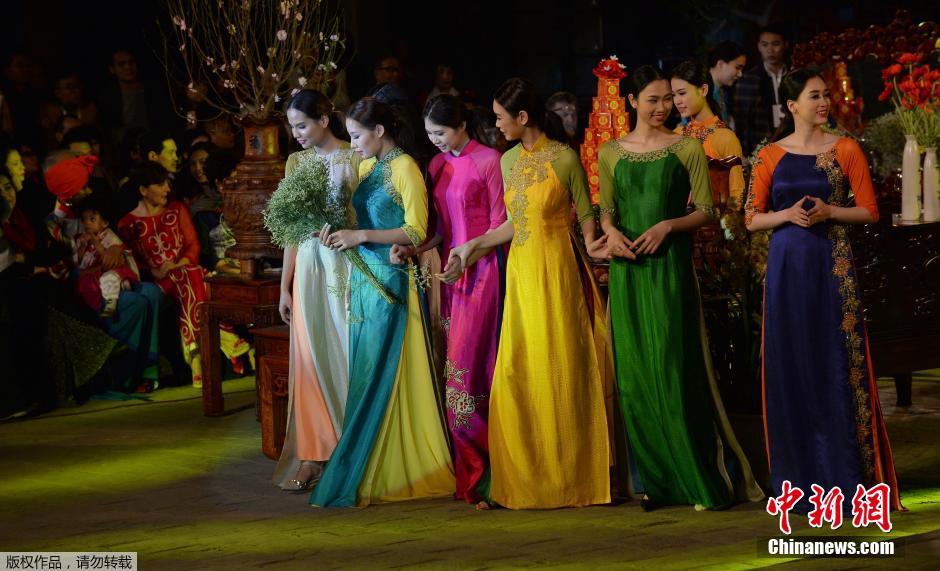 Во Вьетнаме прошел модный показ традиционных костюмов