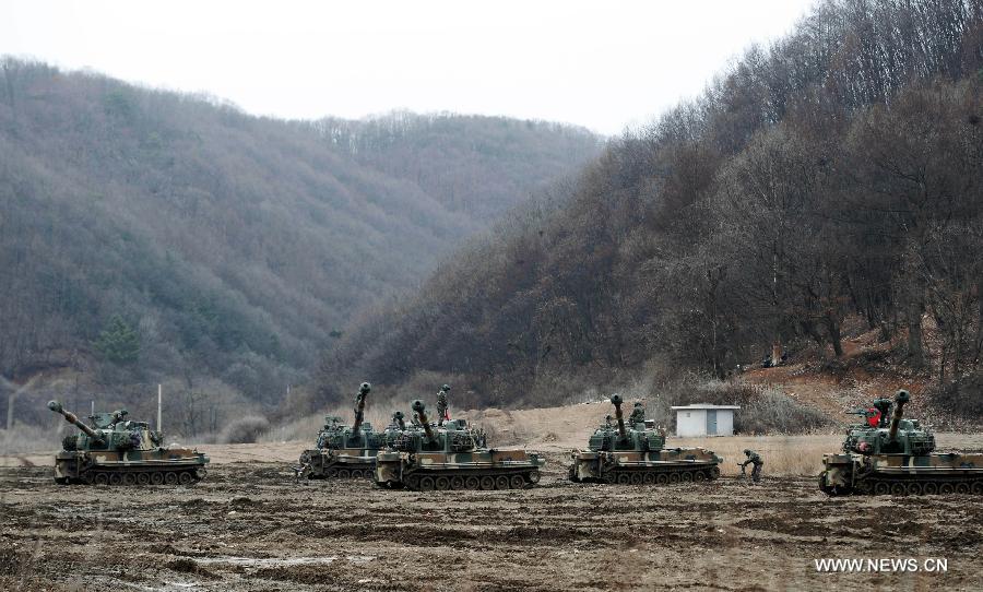 Сеул, 7 марта /Синьхуа/ -- Вооруженные силы Республики Корея и США в понедельник официально развернули по всей южнокорейской территории очередные крупномасштабные совместные маневры под кодовыми названиями "Ки ризолв" и "Фоул игл". (Синьхуа)