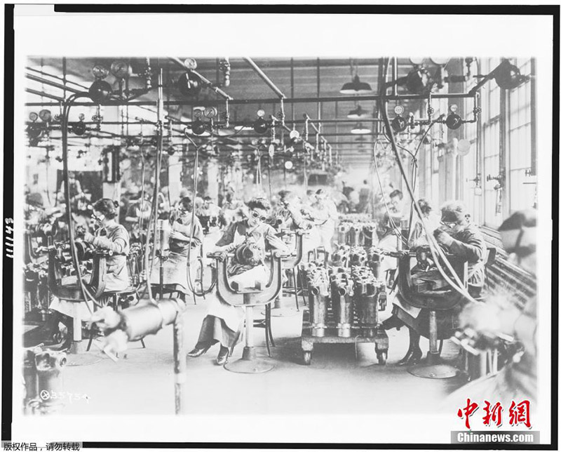 Начало 20 века, в американском городе Детройт женщины в защитных очках работают в сварочном цехе автомобильной компании Lincoln Motor.