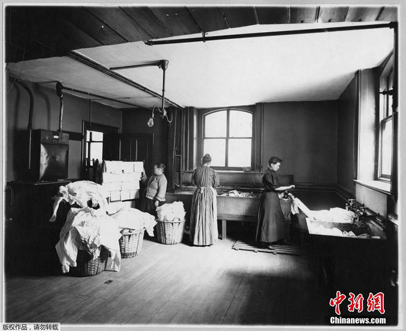 Начало 20 века. женщины работают в прачечной.
