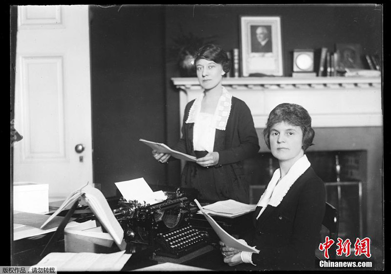 1921-1923 годы, женщины работают в кабинете. На стене висит портрет президента США Уоррена Хардинга.