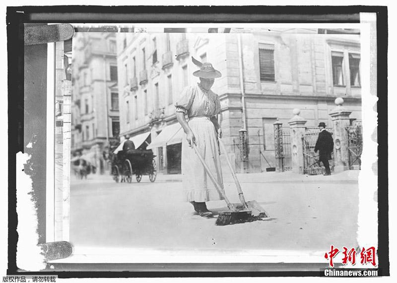 Начало 20 века, женщина подметает улицу в Германии.