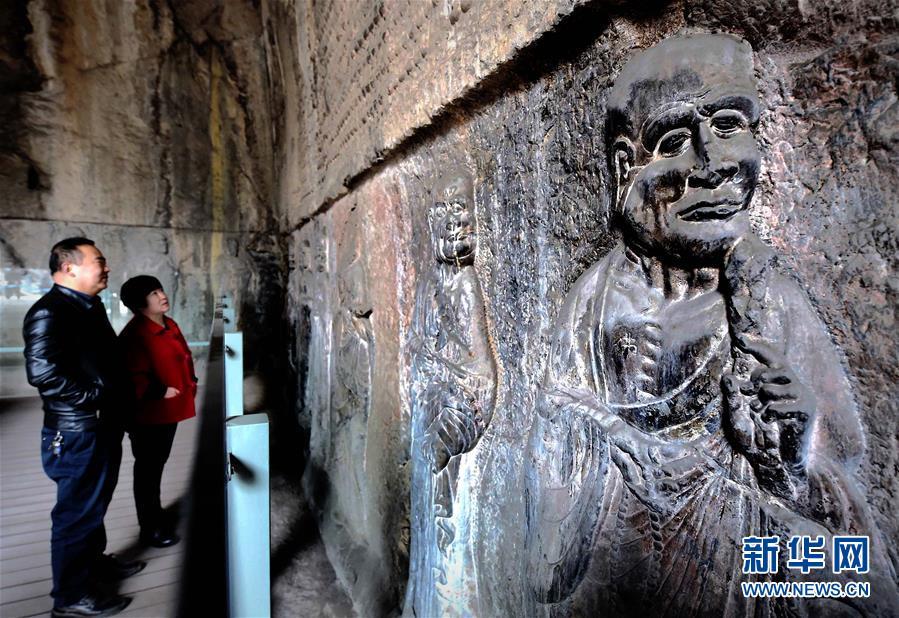 В пещерах Лунмэнь впервые экспонируют скульптуры архатов династии Тан
