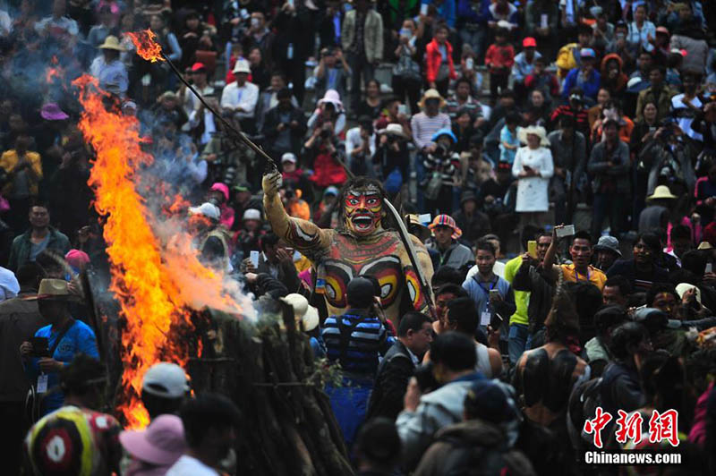 Жители провинции Юньнань весело отметили Праздник Огня