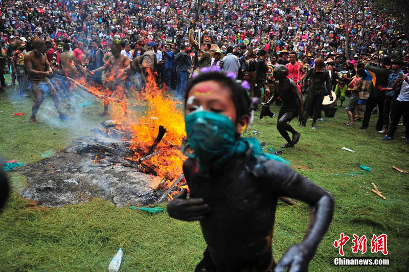 Жители провинции Юньнань весело отметили Праздник Огня