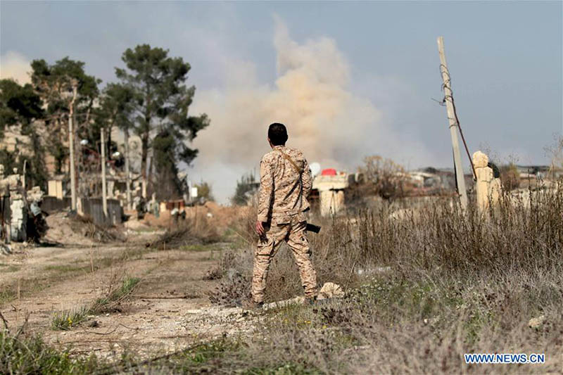 На фото: 23 февраля 2016 года в Юго-Западном районе военных действий в Дамаске правительственный солдат наблюдал фронт. (Синьхуа/Ян Чжэнь)