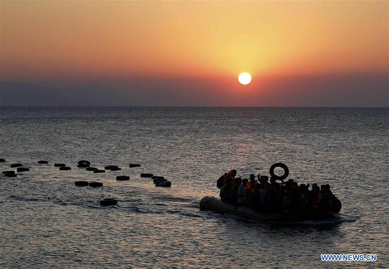 На фото: 13 Августа 2015 года на Эгейское море, лодка, заполоненная сирийскими беженцами, плыла на пути к Греции. (Синьхуа/Reuters)