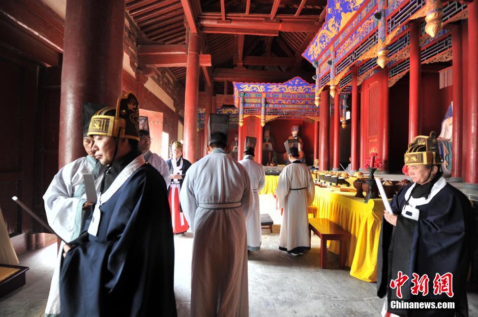 В провинциях Сычуань и Хэбэй провели весеннюю церемонию поклонения Конфуцию