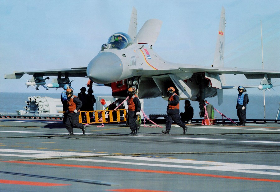 Редкие фотографии с тренировки китайских палубных самолетов J-15
