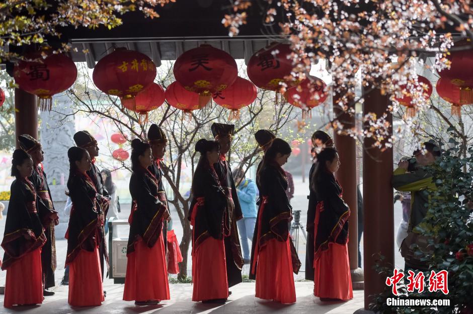 В провинции Аньхой прошла коллективная свадьба в нарядах стиля Цинь