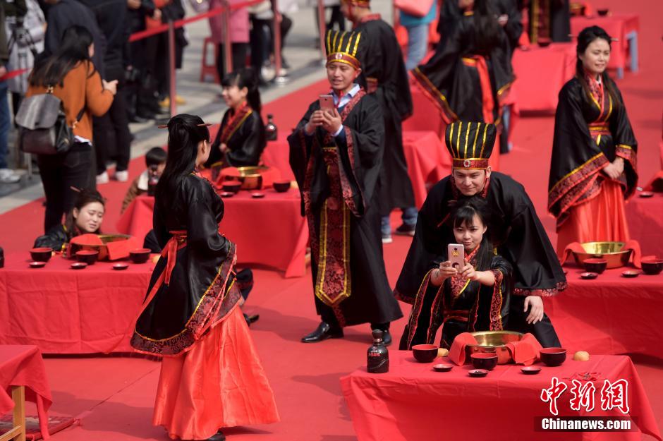 В провинции Аньхой прошла коллективная свадьба в нарядах стиля Цинь