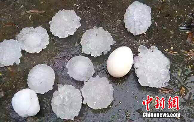 Град размером с куриное яйцо выпал в провинции Хунань
