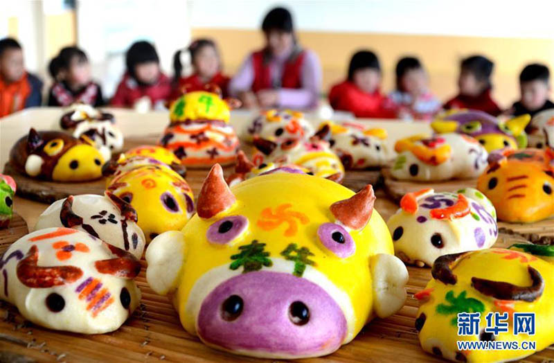На фото: Ученики детского сада провинции Шаньдун мастерят “весенних буйволов”. 