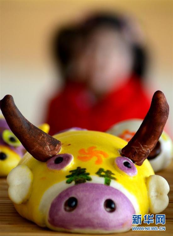 В детском саду провинции Шаньдун мастерят "весенних буйволов" к празднику Весеннего равноденствия