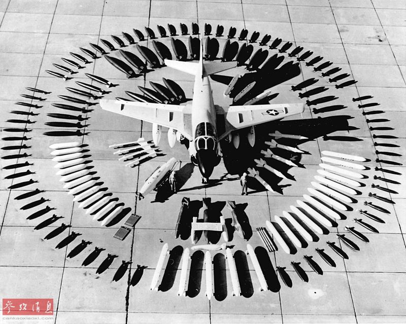 Демонстрация известных боевых самолетов и их вооружения