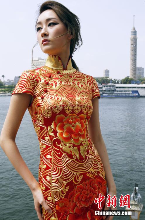 На берегу реки Нил модели показали красоту традиционных китайских костюмов