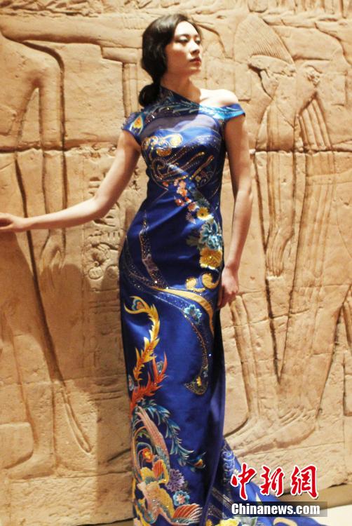 На берегу реки Нил модели показали красоту традиционных китайских костюмов