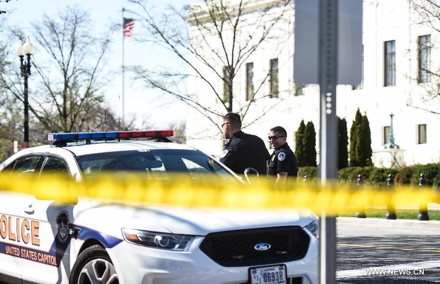В центре для посетителей Конгресса США задержан вооруженный пистолетом мужчина