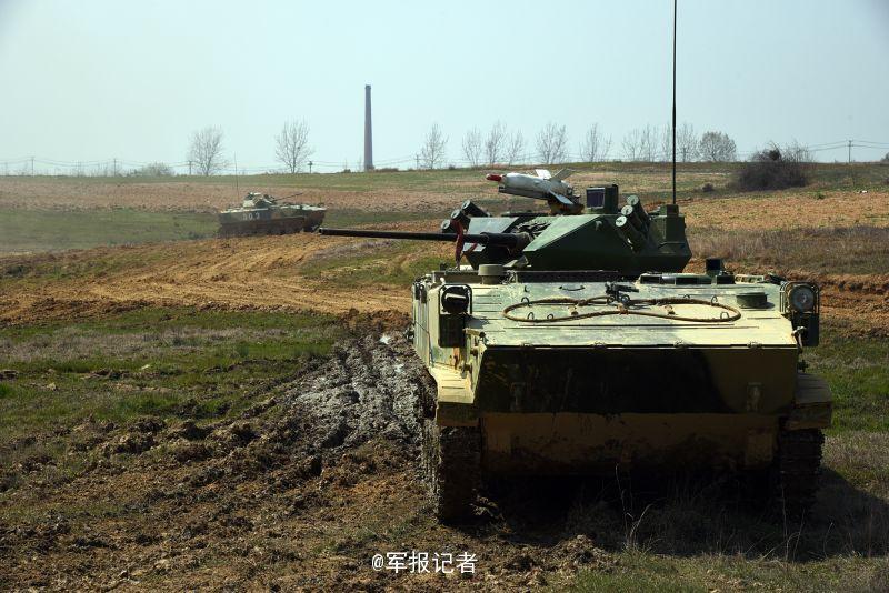 Китайские боевые десантные машины ZBD-03 приняли участие в весенних учениях