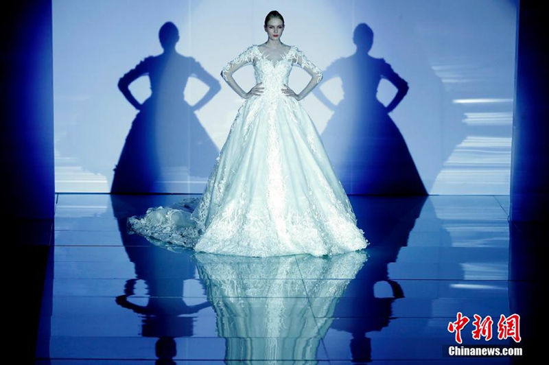 Модели продемонстрировали на подиуме великолепные свадебные платья