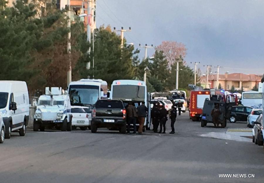 В Турции в результате взрыва полицейского автомобиля погибли 7 полицейских