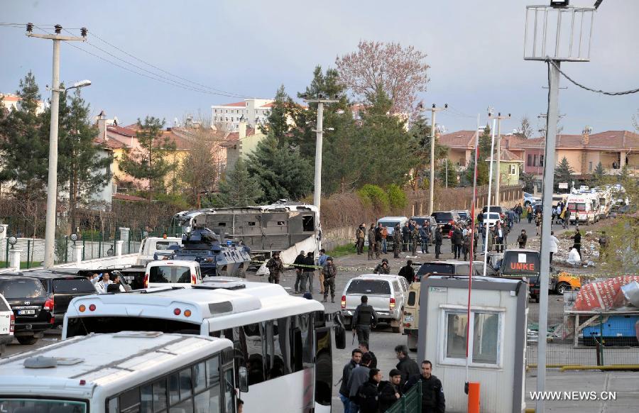 В Турции в результате взрыва полицейского автомобиля погибли 7 полицейских