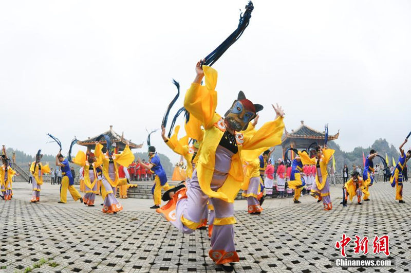 Люди народности Гэлао в провинции Гуйчжоу принесли жертву предкам