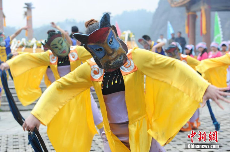 Люди народности Гэлао в провинции Гуйчжоу принесли жертву предкам