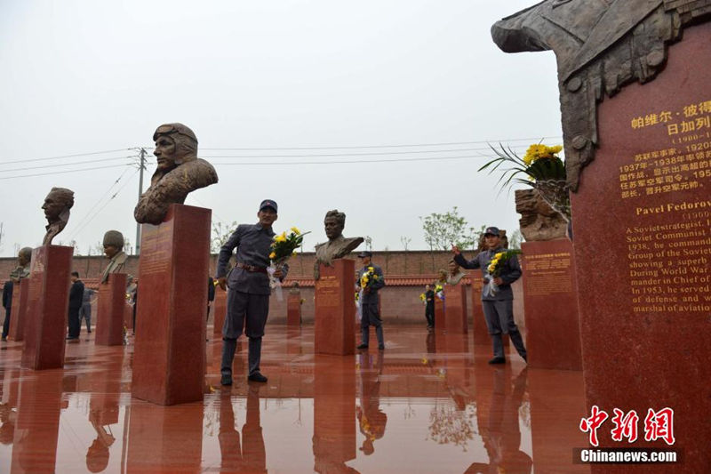 Жители Чэнду в праздник Цинмин почтили память героев войны сопротивления японским захватчикам