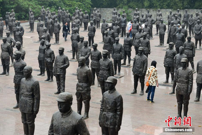 Жители Чэнду в праздник Цинмин почтили память героев войны сопротивления японским захватчикам