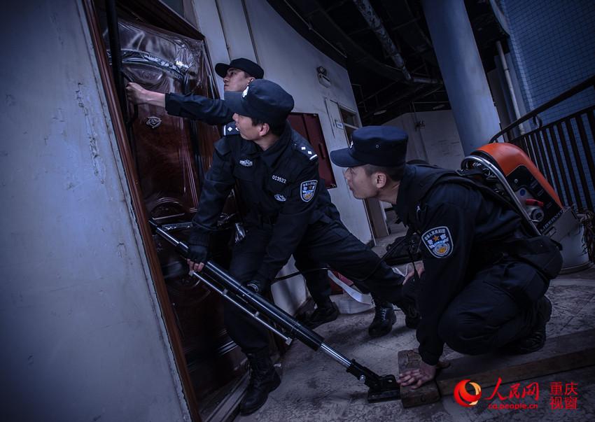 Фотографии с тренировок войск специального подразделения полиции Чунцина