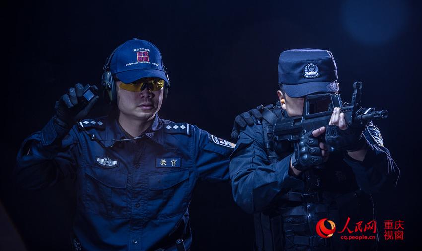Фотографии с тренировок войск специального подразделения полиции Чунцина