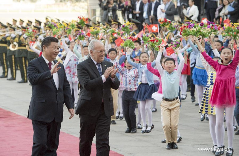 Пекин, 8 апреля /Синьхуа/ -- Главы Китая и Швейцарии приняли решение об установлении инновационных отношений стратегического партнерства. (Синьхуа/Ли Сюежэнь)