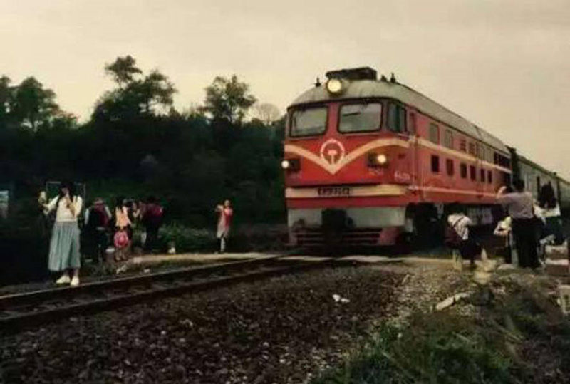 19-летняя девушка была сбита поездом во время "селфи"